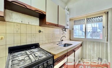 DEPARTAMENTO 3 AMBIENTES MUY LUMINOSO, EN PRIMER PISO, SUPER AMPLIO