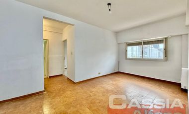 DEPARTAMENTO 3 AMBIENTES MUY LUMINOSO, EN PRIMER PISO, SUPER AMPLIO