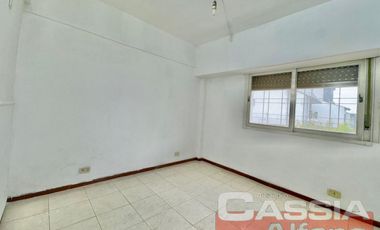 DEPARTAMENTO 3 AMBIENTES MUY LUMINOSO, EN PRIMER PISO, SUPER AMPLIO