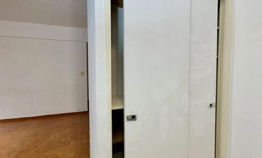 DEPARTAMENTO 3 AMBIENTES MUY LUMINOSO, EN PRIMER PISO, SUPER AMPLIO