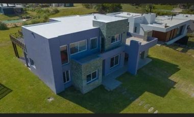 Casa en venta - 4 Dormitorios 7 Baños - Pinamar