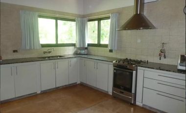 Casa en venta - 4 dormitorios 2 baños - Cochera - 12.000 mts2 - Villa Elisa