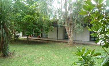 Casa en venta - 4 dormitorios 2 baños - Cochera - 12.000 mts2 - Villa Elisa