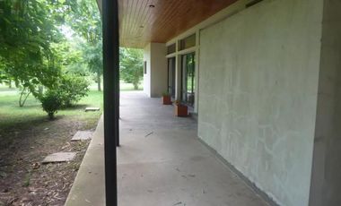 Casa en venta - 4 dormitorios 2 baños - Cochera - 12.000 mts2 - Villa Elisa