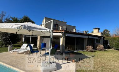 VENTA Casa 5amb Barrio Cerrado El Casco de Moreno