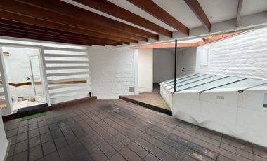 Casa en venta con piscina - Cumbayá Reservorio de agua