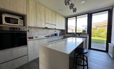 Moderna e impecable casa fundo el venado etapa 7