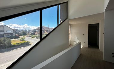 Moderna e impecable casa fundo el venado etapa 7