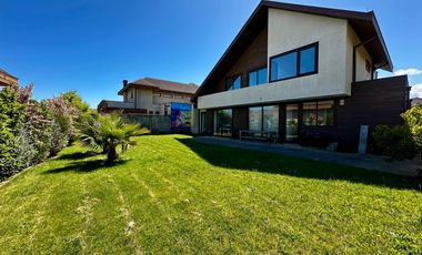 Moderna e impecable casa fundo el venado etapa 7