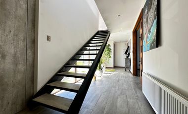 Moderna e impecable casa fundo el venado etapa 7