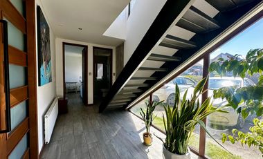 Moderna e impecable casa fundo el venado etapa 7