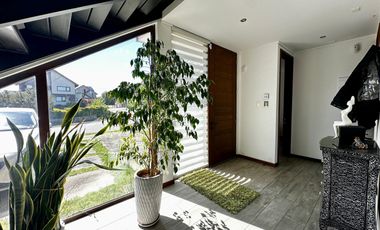 Moderna e impecable casa fundo el venado etapa 7