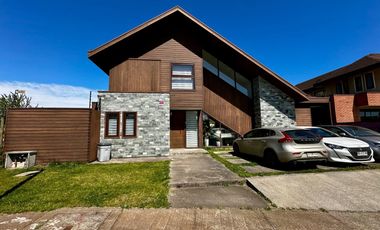 Moderna e impecable casa fundo el venado etapa 7