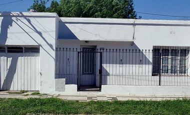 Casa en venta - 2 Dormitorios 1 Baño - 359Mts2 - Carmen de Areco