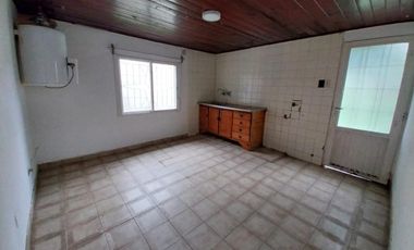 Casa en venta - 2 Dormitorios 1 Baño - 359Mts2 - Carmen de Areco