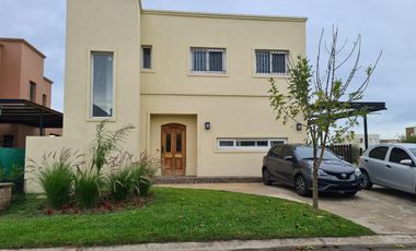 Casa en venta en barrio Vila Marina, Villanueva, Tigre