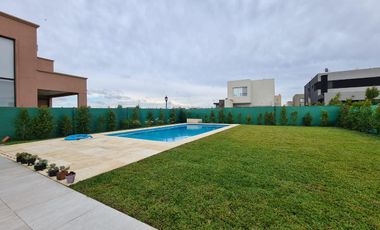 Casa en venta en barrio Vila Marina, Villanueva, Tigre