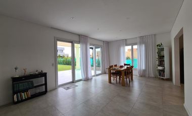 Casa en venta en barrio Vila Marina, Villanueva, Tigre