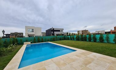 Casa en venta en barrio Vila Marina, Villanueva, Tigre