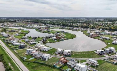 Casa Moderna de 5 AMB Barrio Santa Ana con Galería, Parrilla y Gran Jardín con Piscina