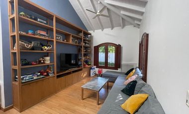 Excelente casa 5 ambientes