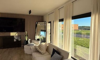 Casa en venta - 4 Dormitorios 4 Baños - Loma Verde