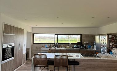 Casa en venta - 4 Dormitorios 4 Baños - Loma Verde