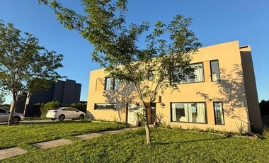 Casa en venta - 4 Dormitorios 4 Baños - Loma Verde