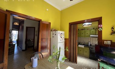 Venta de casa de 4 ambientes con cochera y quincho en Sarandi