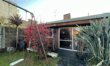 Venta de casa de 4 ambientes con cochera y quincho en Sarandi