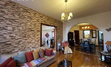 Venta de casa de 4 ambientes con cochera y quincho en Sarandi