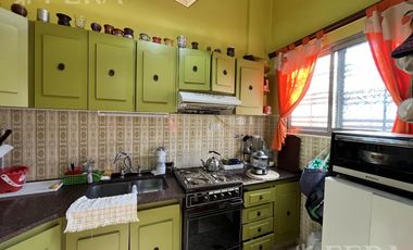 Venta de casa de 4 ambientes con cochera y quincho en Sarandi