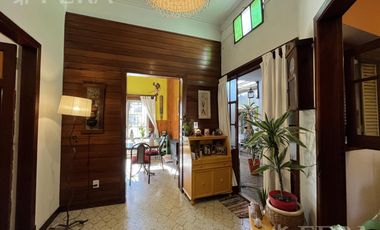 Venta de casa de 4 ambientes con cochera y quincho en Sarandi