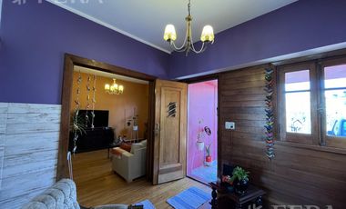Venta de casa de 4 ambientes con cochera y quincho en Sarandi