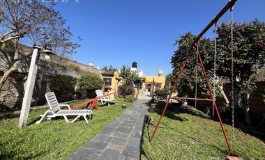 Venta de casa de 4 ambientes con cochera y quincho en Sarandi