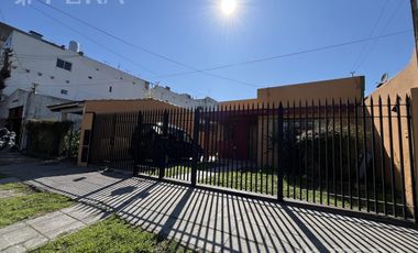 Venta de casa de 4 ambientes con cochera y quincho en Sarandi