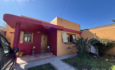 Venta de casa de 4 ambientes con cochera y quincho en Sarandi