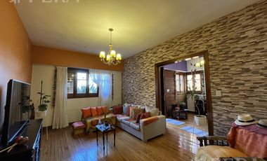 Venta de casa de 4 ambientes con cochera y quincho en Sarandi