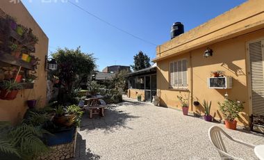 Venta de casa de 4 ambientes con cochera y quincho en Sarandi