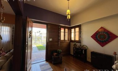 Venta de casa de 4 ambientes con cochera y quincho en Sarandi