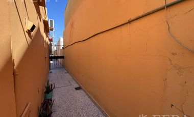 Venta de casa de 4 ambientes con cochera y quincho en Sarandi