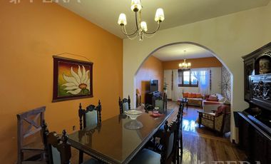 Venta de casa de 4 ambientes con cochera y quincho en Sarandi