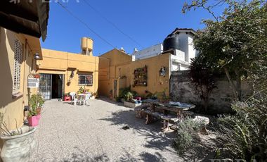 Venta de casa de 4 ambientes con cochera y quincho en Sarandi