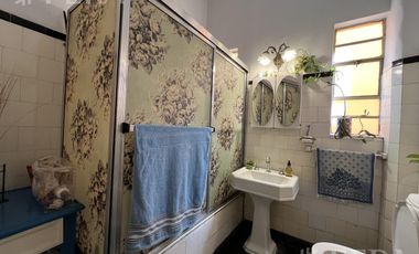 Venta de casa de 4 ambientes con cochera y quincho en Sarandi