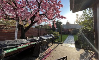 Venta de casa de 4 ambientes con cochera y quincho en Sarandi