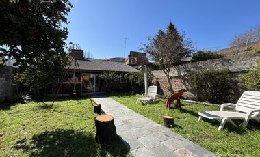 Venta de casa de 4 ambientes con cochera y quincho en Sarandi