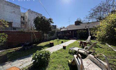Venta de casa de 4 ambientes con cochera y quincho en Sarandi