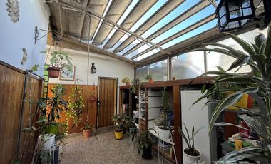 Venta de casa de 4 ambientes con cochera y quincho en Sarandi