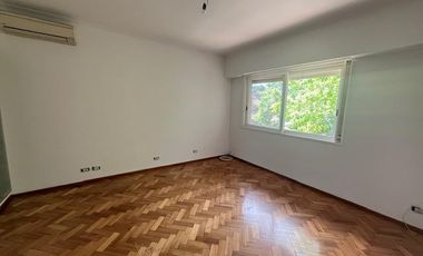 Casa en Alquiler 3 dorm, patio y Jardín.  Acassuso, San Isidro en  Necochea al 800.