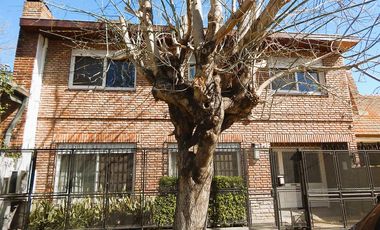 Casa en Alquiler 3 dorm, patio y Jardín.  Acassuso, San Isidro en  Necochea al 800.